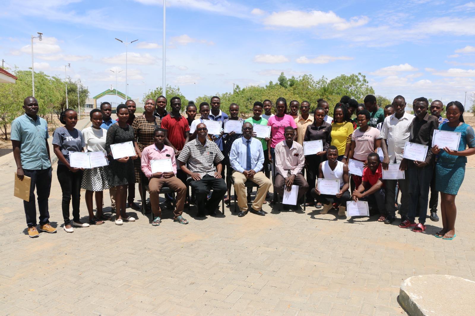 Student of CHAKITU from School of Education receive certificates from the principal